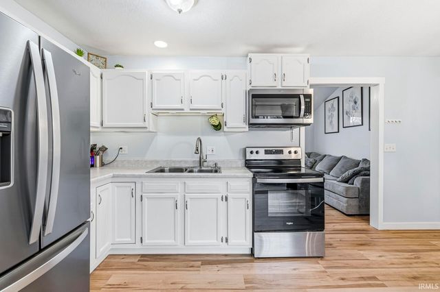 9151 N Hillview Circle, Rome City, IN 46784