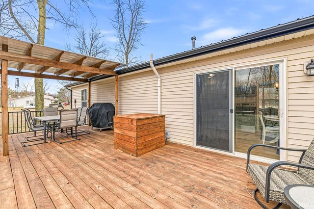 9151 N Hillview Circle, Rome City, IN 46784