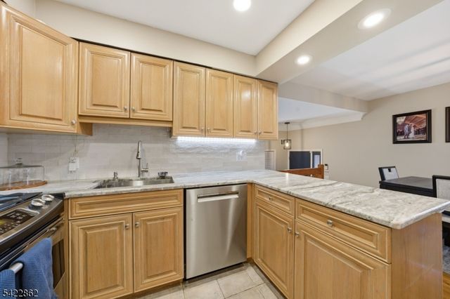 166 Sandcastle Ky 1, Secaucus Town, NJ 07094