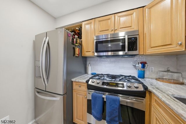 166 Sandcastle Ky 1, Secaucus Town, NJ 07094