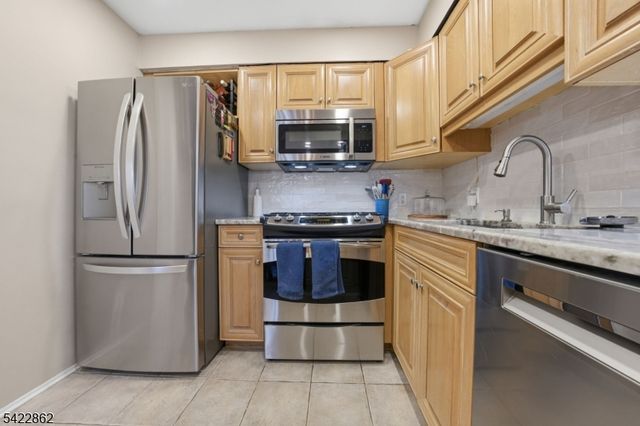 166 Sandcastle Ky 1, Secaucus Town, NJ 07094