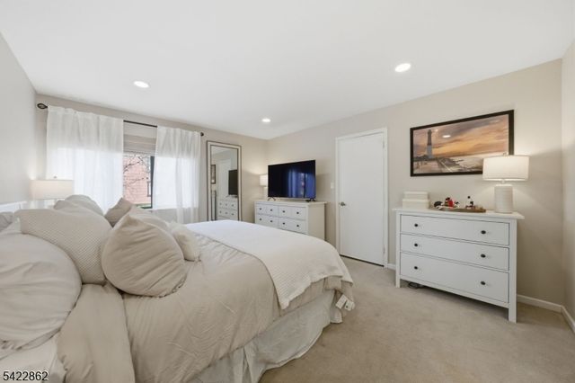 166 Sandcastle Ky 1, Secaucus Town, NJ 07094