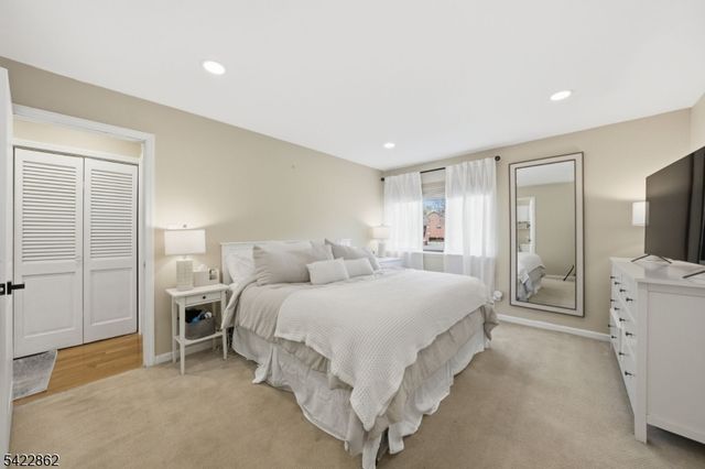 166 Sandcastle Ky 1, Secaucus Town, NJ 07094