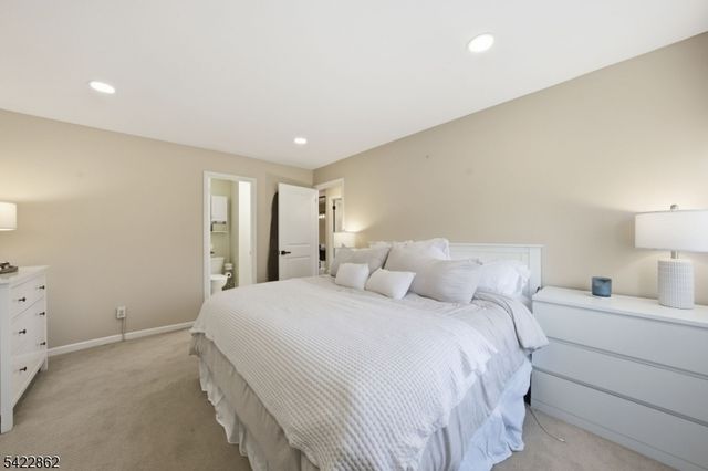 166 Sandcastle Ky 1, Secaucus Town, NJ 07094