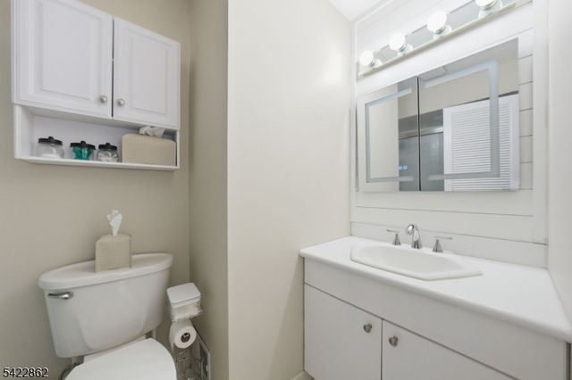 166 Sandcastle Ky 1, Secaucus Town, NJ 07094