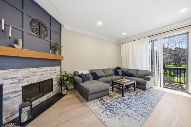 166 Sandcastle Ky 1, Secaucus Town, NJ 07094