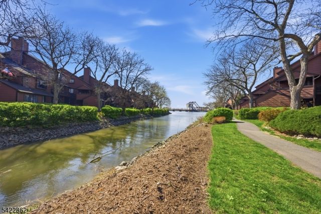 166 Sandcastle Ky 1, Secaucus Town, NJ 07094