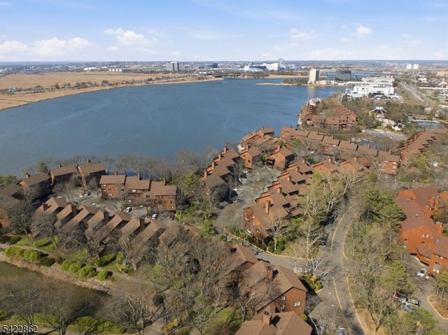 166 Sandcastle Ky 1, Secaucus Town, NJ 07094