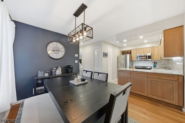 166 Sandcastle Ky 1, Secaucus Town, NJ 07094