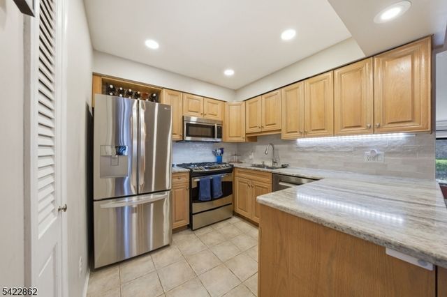 166 Sandcastle Ky 1, Secaucus Town, NJ 07094