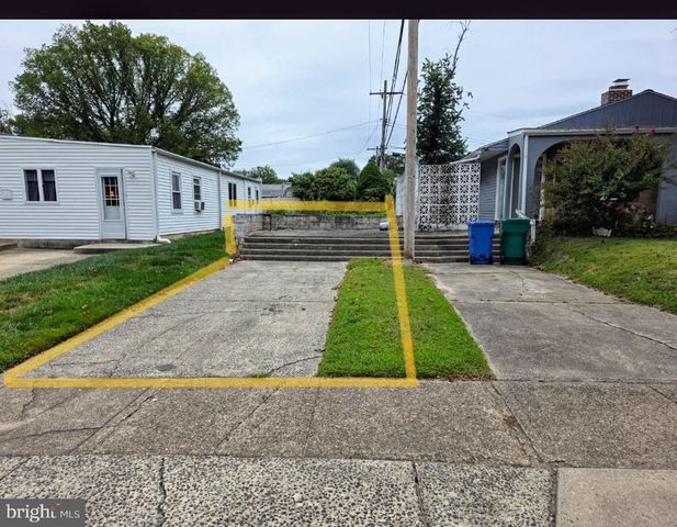 1 MISTLETOE LN, Levittown, PA 19054