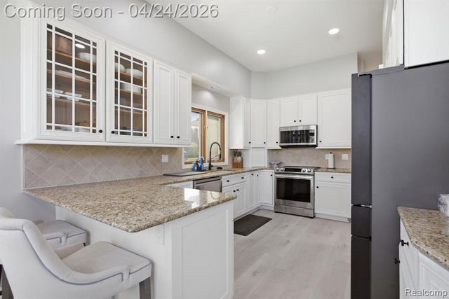 8488 Annette Avenue, Grosse Ile, MI 48138