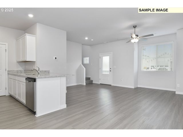 1251 PARKSIDE Ave, Woodburn, OR 97071