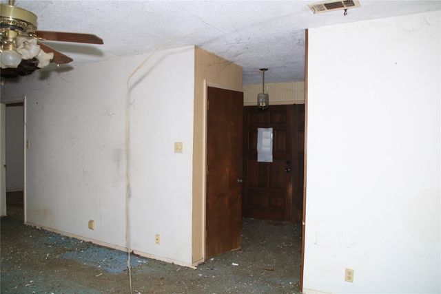 611 Cain Street, Lake Dallas, TX 75065