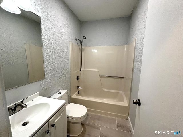 39 Elliott Street East B, Hartford, CT 06114
