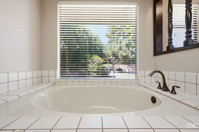 6907 Eloy Avenue, Bakersfield, CA 93308
