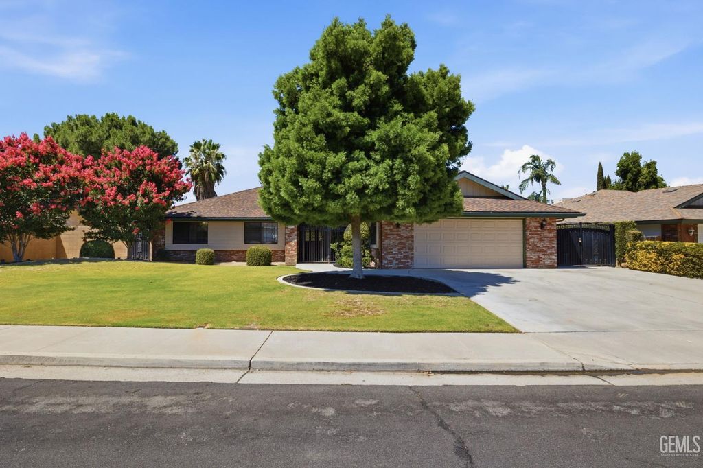 6907 Eloy Avenue, Bakersfield, CA 93308