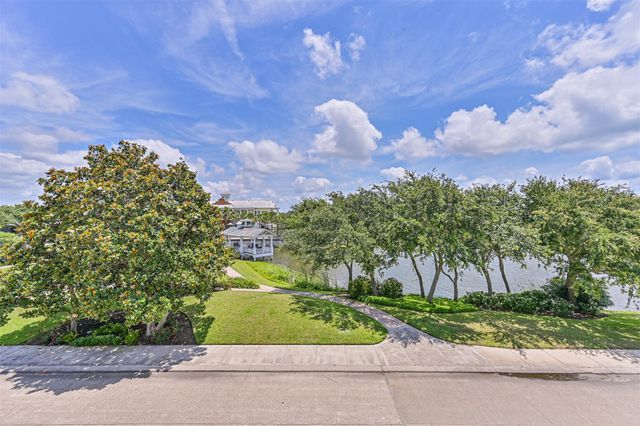 2 Compass Circle, Galveston, TX 77554