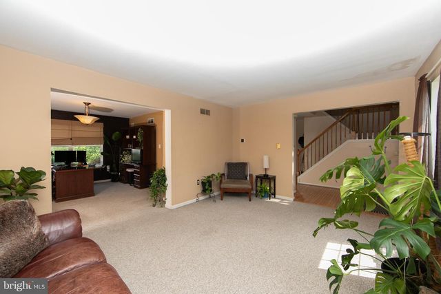 121 TREELINE DR, Woodbury, NJ 08096