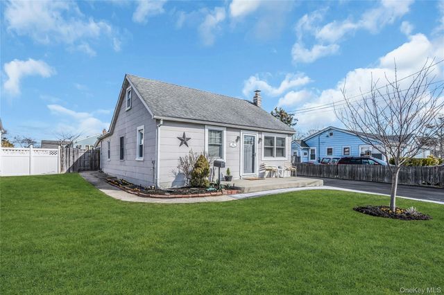 87 KELLUM, West Babylon, NY 11704