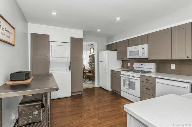 87 KELLUM, West Babylon, NY 11704