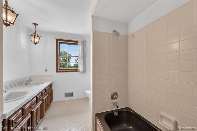 6075 Quaker Lane, Washington, MI 48094