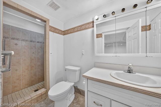 6075 Quaker Lane, Washington, MI 48094
