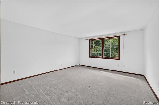 6075 Quaker Lane, Washington, MI 48094