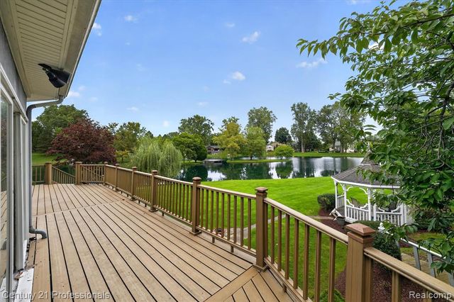 6075 Quaker Lane, Washington, MI 48094
