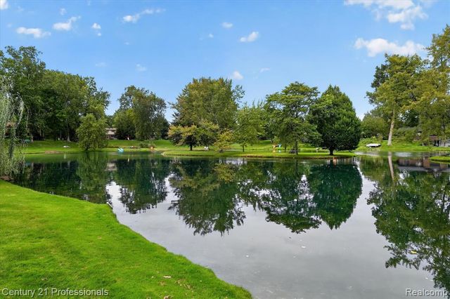 6075 Quaker Lane, Washington, MI 48094