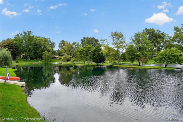 6075 Quaker Lane, Washington, MI 48094