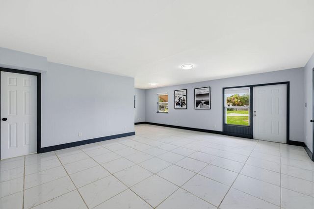 102 SE El Sito Court, Port St. Lucie, Port St Lucie, FL 34983