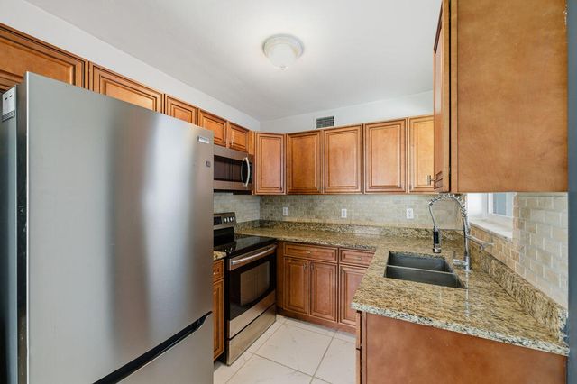 102 SE El Sito Court, Port St. Lucie, Port St Lucie, FL 34983