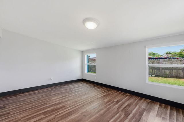 102 SE El Sito Court, Port St. Lucie, Port St Lucie, FL 34983