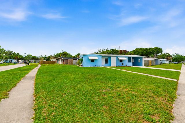 102 SE El Sito Court, Port St. Lucie, Port St Lucie, FL 34983