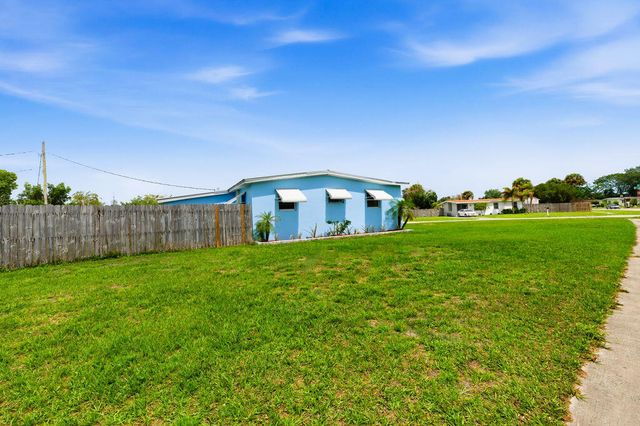 102 SE El Sito Court, Port St. Lucie, Port St Lucie, FL 34983