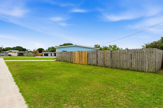 102 SE El Sito Court, Port St. Lucie, Port St Lucie, FL 34983