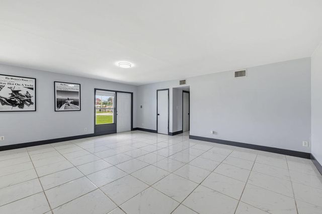 102 SE El Sito Court, Port St. Lucie, Port St Lucie, FL 34983