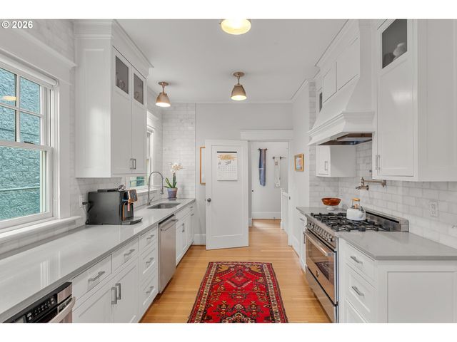 2264 Nw KEARNEY St, Portland, OR 97210