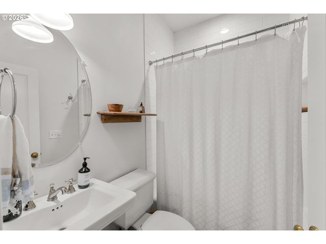 2264 Nw KEARNEY St, Portland, OR 97210