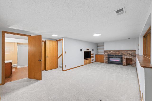 7712 Riverdale Drive N, Brooklyn Park, MN 55444