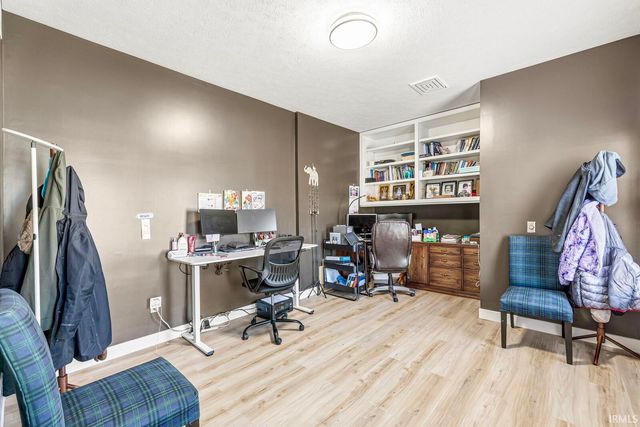 11704 Madison County Circle, Granger, IN 46530