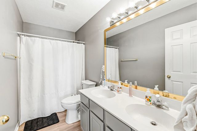 11704 Madison County Circle, Granger, IN 46530