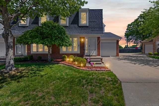 500 Pineview Court, St Clair Shores, MI 48081