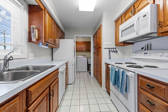 500 Pineview Court, St Clair Shores, MI 48081