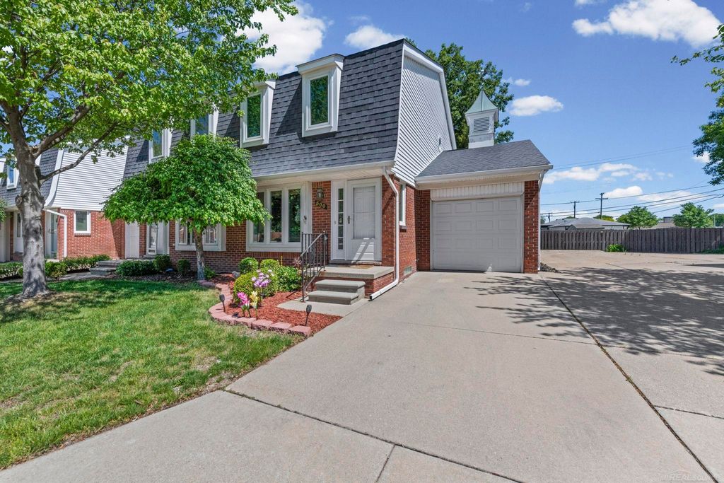 500 Pineview Court, St Clair Shores, MI 48081