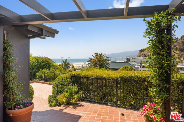 117 Ocean Way, Santa Monica, CA 90402