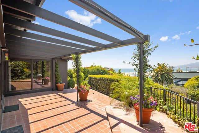 117 Ocean Way, Santa Monica, CA 90402