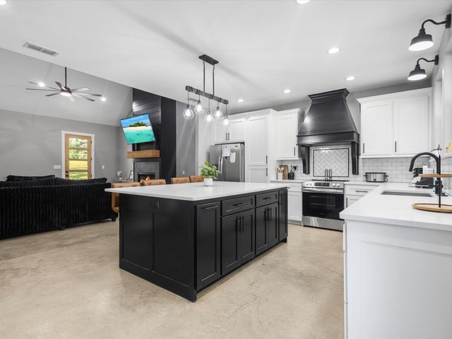 1562 Willow Oak Rd, Gladewater, TX 75647
