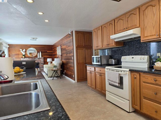 161 Hackamore Ln, Fremont, CA 94539